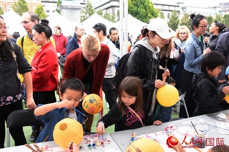 小朋友參加燈籠繪畫體驗(yàn)。人民網(wǎng)記者 殷淼攝