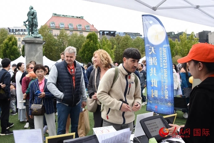 排隊(duì)等候品嘗中國美食的游客。人民網(wǎng)記者 殷淼攝