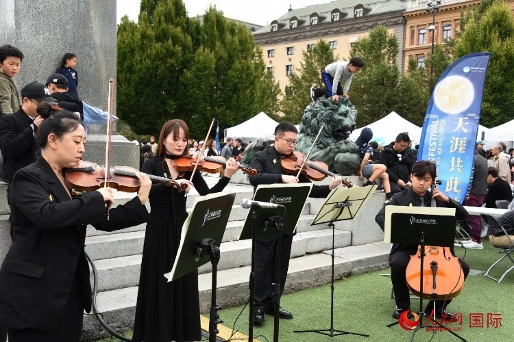 上海愛樂樂團(tuán)“快閃”活動一瞥。人民網(wǎng)記者 殷淼攝