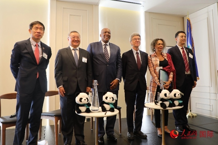 萊索托國王萊齊耶三世、中國常駐聯(lián)合國代表傅聰?shù)燃钨e出席活動。人民網(wǎng)記者 李志偉攝