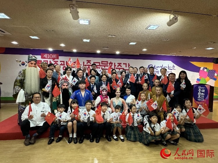 中韓雙方嘉賓和演員在中國(guó)文化周開(kāi)幕式上合影留念。人民網(wǎng)記者 莽九晨攝