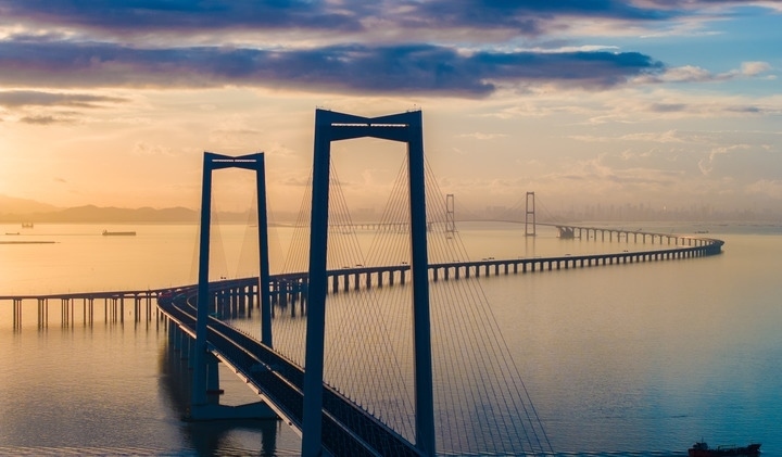 2024年6月27日，沐浴在晨曦中的深中通道（無人機(jī)照片）。新華社記者毛思倩 攝