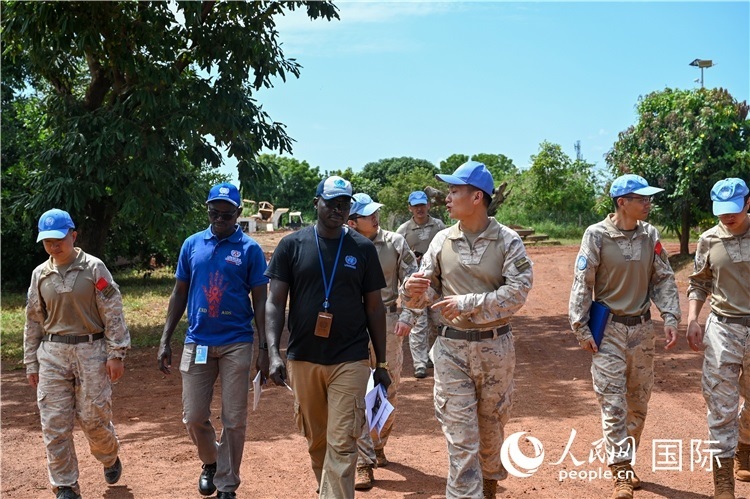 圖2 檢查組實(shí)地查驗(yàn)。孫千攝