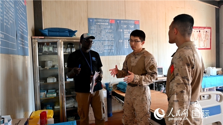 圖4 介紹醫(yī)療設(shè)施。孫千攝