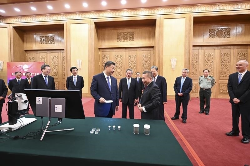 △2024年9月23日，習(xí)近平總書記等參觀月球樣品和探月工程成果展覽。