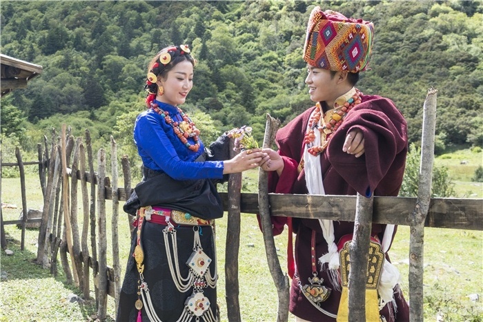 康定情歌（木格措）風(fēng)景區(qū)中的一對年輕人。林革文攝