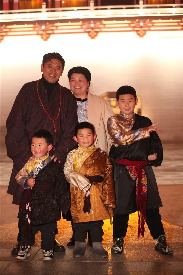 康定的節(jié)日氛圍多元和諧。圖為2024年元宵夜，洛讓銀登一家五口在旅行中拍攝的合影。資料圖片