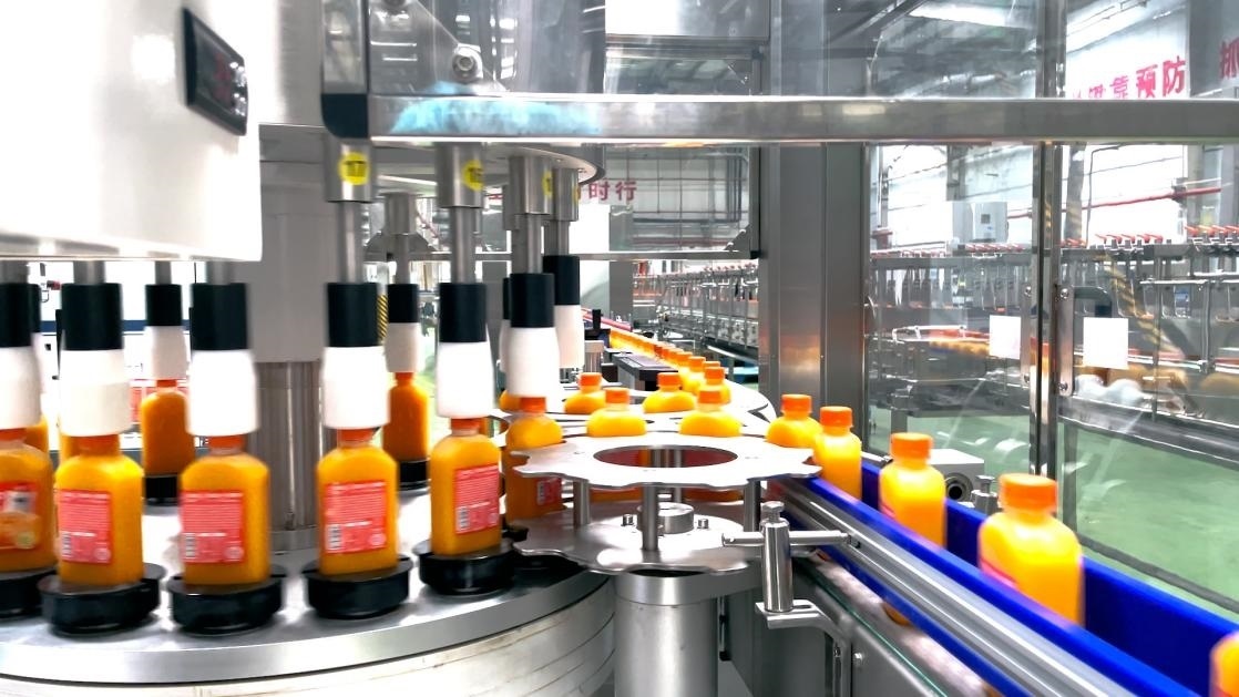 一輕食品（丹江口）產(chǎn)業(yè)園內(nèi)的桔汁飲料生產(chǎn)線。 受訪者供圖