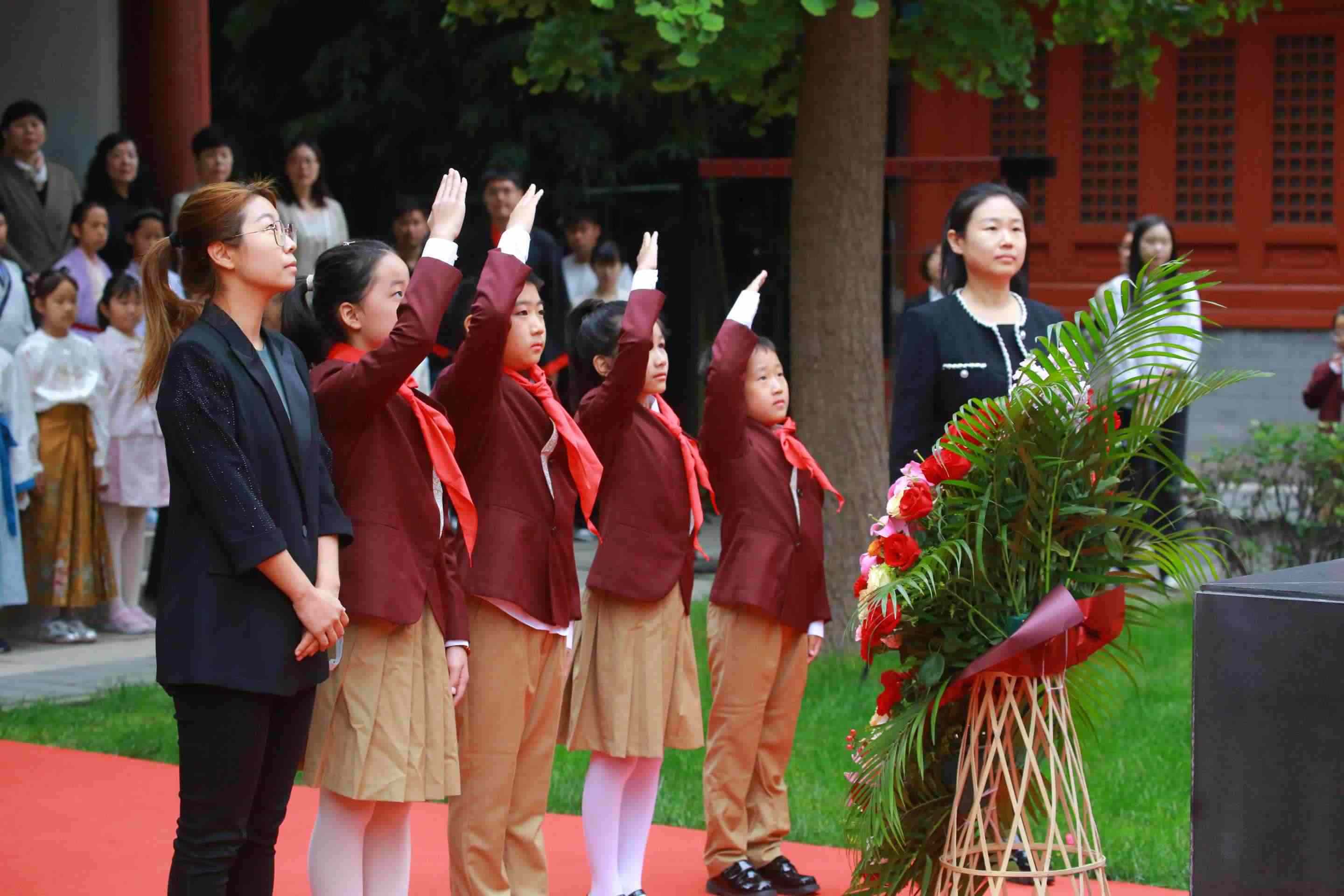 少先隊(duì)員敬獻(xiàn)花籃。校方供圖