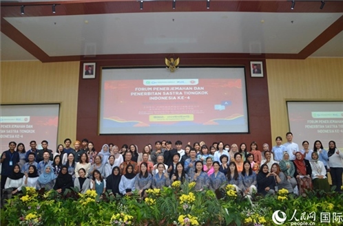 與會(huì)嘉賓與阿拉扎大學(xué)師生合影。人民網(wǎng)記者 李培松攝