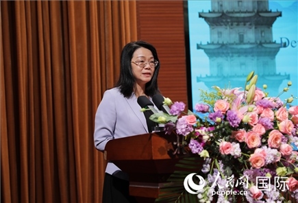 福建省人民政府外事辦公室副主任黃劭蓉在“走進(jìn)中華文明——海絲印記 世遺泉州”主題人文交流活動中致辭。人民網(wǎng) 王婧攝