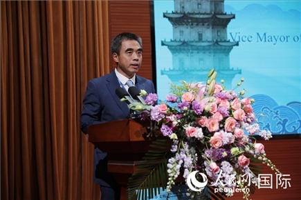 泉州市人民政府副市長姚飛在“走進(jìn)中華文明——海絲印記 世遺泉州”主題人文交流活動中致辭。人民網(wǎng) 王婧攝