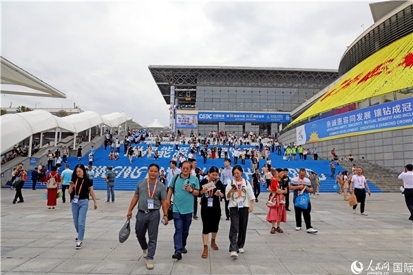 第二十一屆東博會展館外，參觀者步行離場。人民網(wǎng)記者趙益普攝