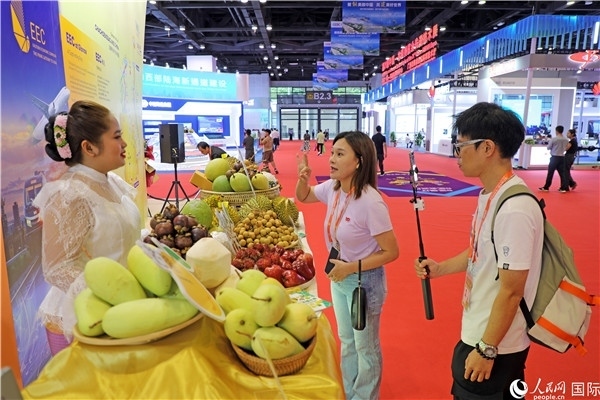 在東博會泰國展區(qū)，參觀者在向泰方工作人員了解泰國水果情況。人民網(wǎng)記者趙益普攝