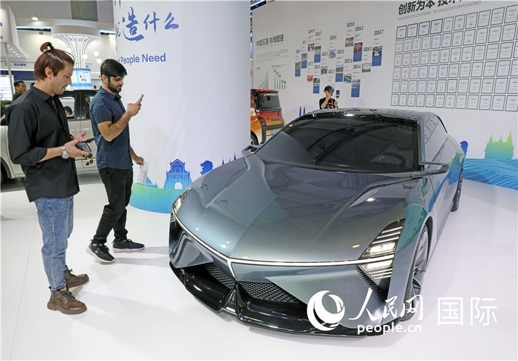 東博會上，上汽通用五菱展出的一款名為“東盟之光”的新能源概念車吸引參觀者駐足。人民網(wǎng)記者趙益普攝