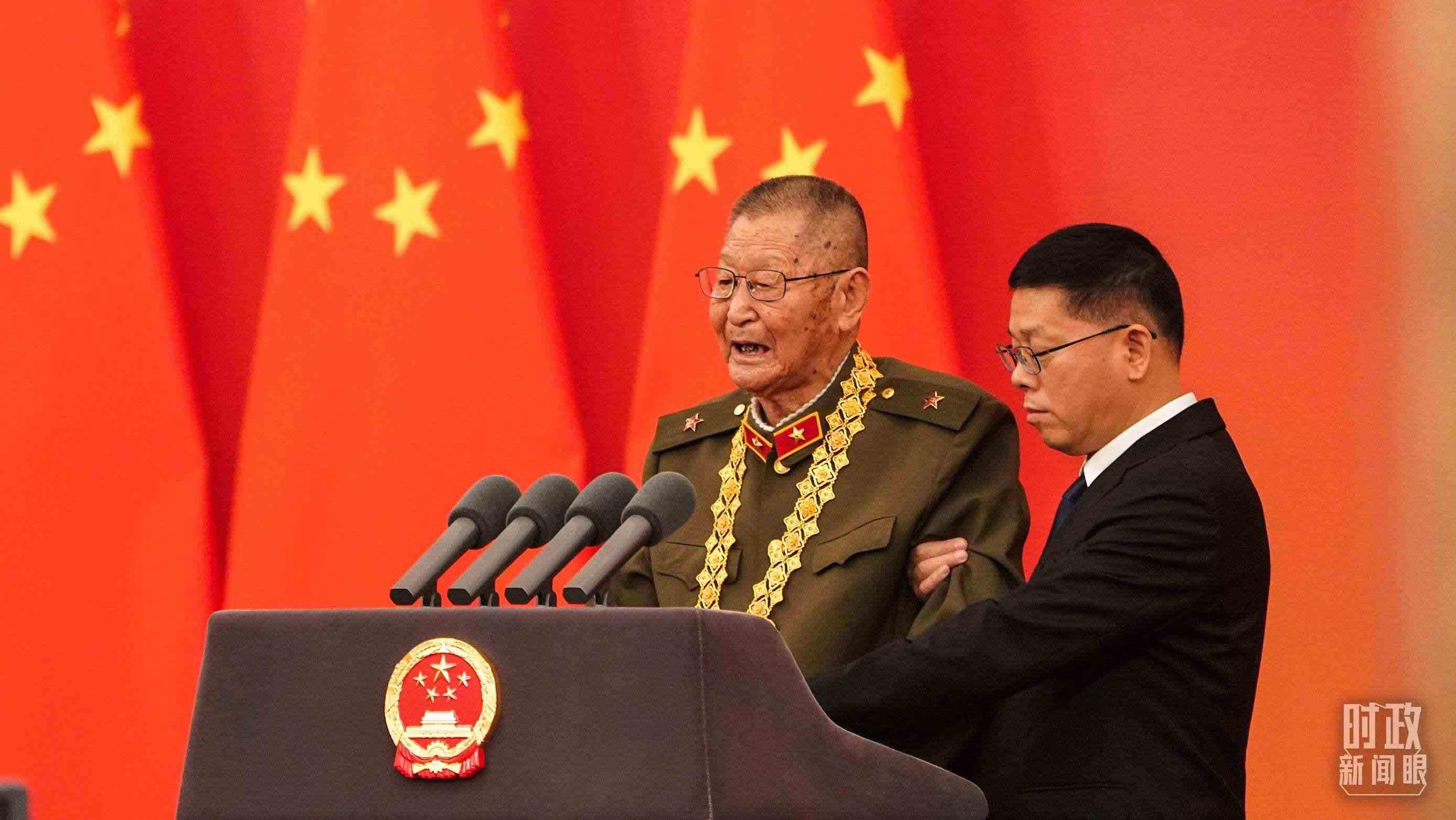 “共和國勛章”獲得者黃宗德在頒授儀式上發(fā)言。（總臺記者李晉拍攝）