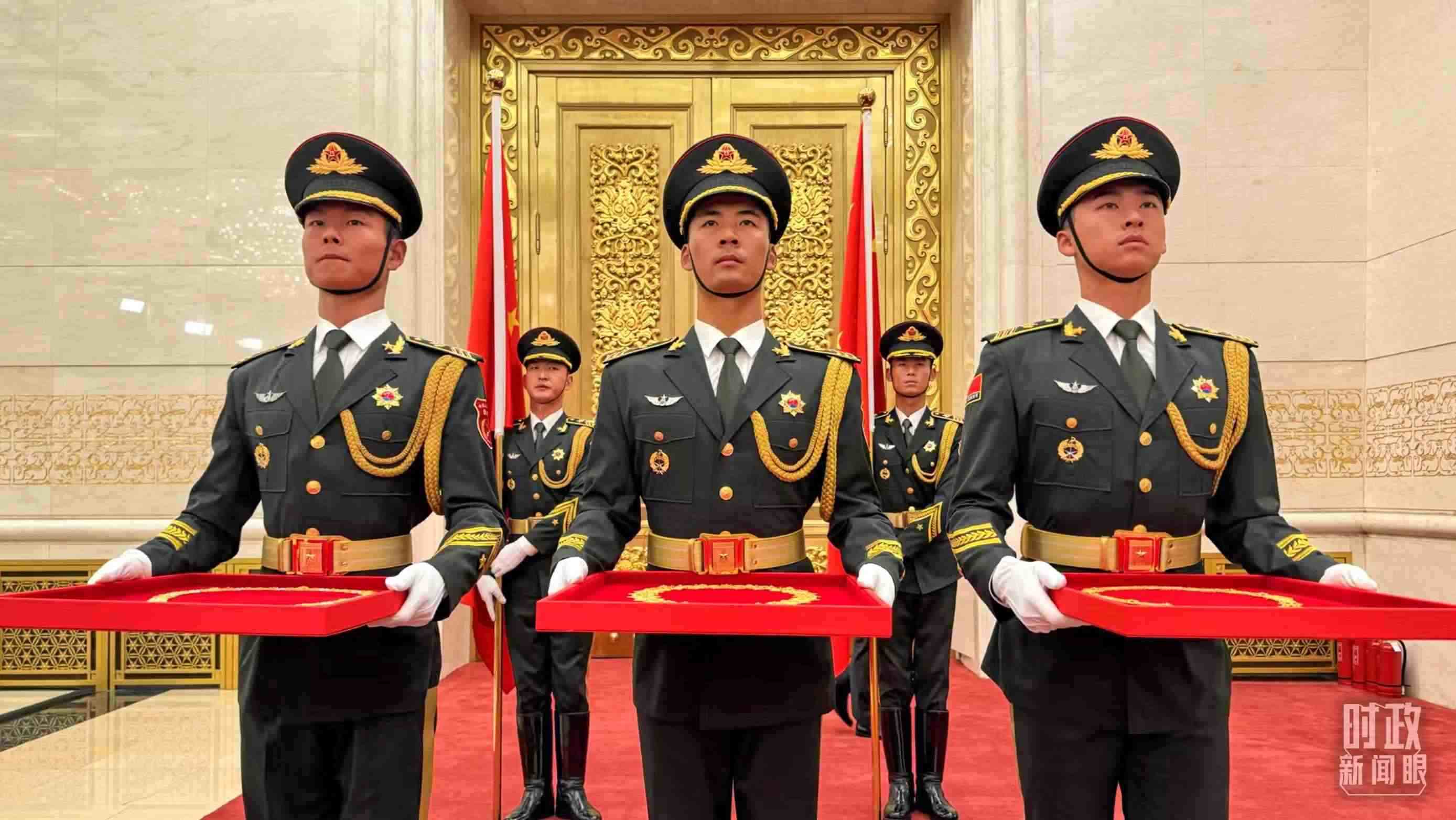 禮兵手捧共和國勛章、友誼勛章和國家榮譽稱號獎?wù)?。（總臺央視記者李增仁拍攝）