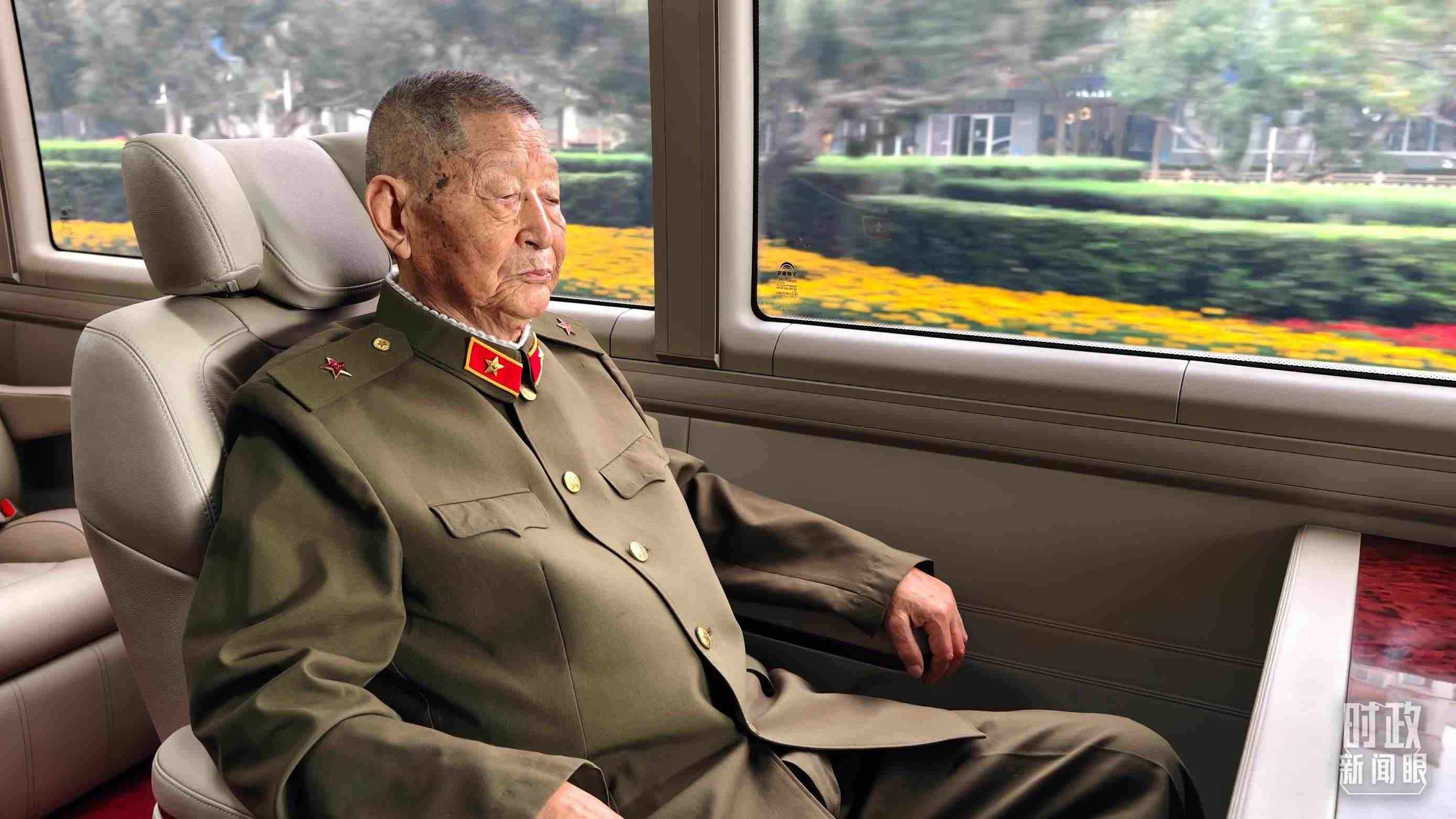 “共和國勛章”獲得者黃宗德乘坐禮賓車前往人民大會堂。（總臺央視記者胡瑋拍攝）