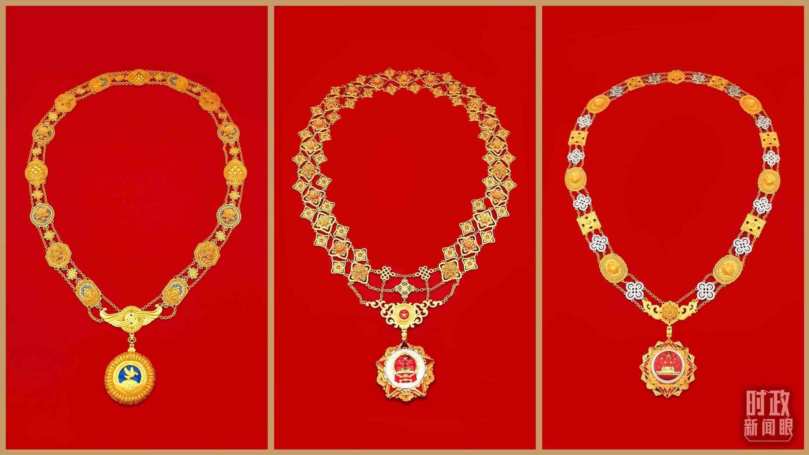 “共和國勛章”（中）、“友誼勛章”（左）和國家榮譽稱號獎?wù)拢ㄓ遥?。（總臺央視記者郭鴻、鄂介甫拍攝）