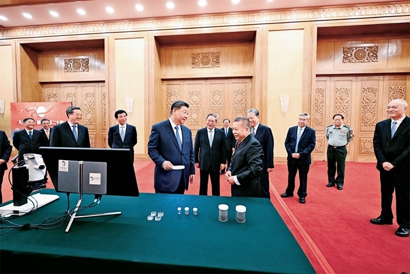 2024年9月23日，黨和國家領(lǐng)導(dǎo)人習(xí)近平、李強(qiáng)、趙樂際、王滬寧、蔡奇、丁薛祥、李希等在人民大會堂接見探月工程嫦娥六號任務(wù)參研參試人員代表并參觀月球樣品和探月工程成果展覽。這是習(xí)近平等參觀月球樣品和探月工程成果展覽。 新華社記者 謝環(huán)馳/攝