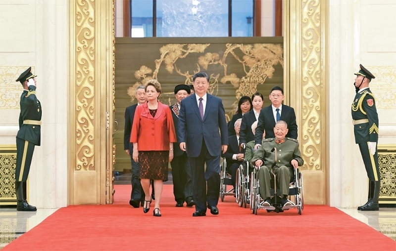 2024年9月29日，中華人民共和國國家勛章和國家榮譽(yù)稱號頒授儀式在北京人民大會堂金色大廳隆重舉行。中共中央總書記、國家主席、中央軍委主席習(xí)近平同國家勛章和國家榮譽(yù)稱號獲得者一同步入會場。 新華社記者 王曄/攝