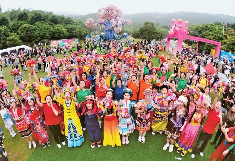 自2014年起，廣西持續(xù)舉辦“廣西三月三·八桂嘉年華”活動，各地民族民俗活動次第登臺，精彩紛呈，這個傳統(tǒng)民族節(jié)慶已演變?yōu)楦髯迦嗣窆蚕砉矘返墓?jié)日盛會和知名文化旅游品牌。圖為2024年4月11日在南寧市拍攝的活動主會場。 新華社記者 周華/攝