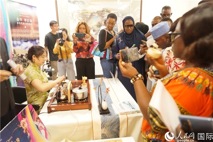 觀眾品嘗金華舉巖茶。人民網(wǎng)記者 姜宣攝