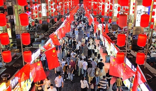 國慶臨近，河南省洛陽市老城歷史文化街區(qū)裝扮一新，國旗招展，處處洋溢著濃厚的國慶節(jié)日氛圍。來源：人民圖片網(wǎng)