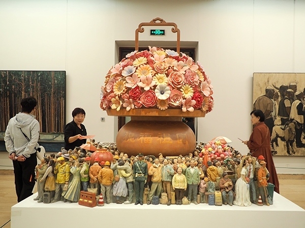 2024年9月28日，觀眾在中國美術(shù)館參觀“慶祝中華人民共和國成立75周年——第十四屆全國美術(shù)作品展覽進(jìn)京作品展”。杜建坡攝。來源：人民圖片網(wǎng)