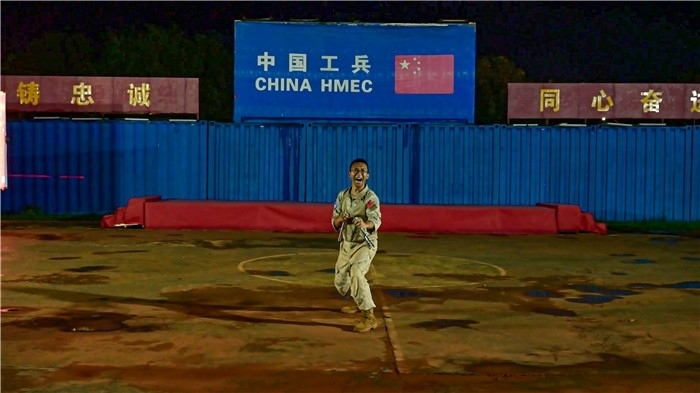 官兵帶來(lái)精彩的雙節(jié)棍表演。馬騫攝