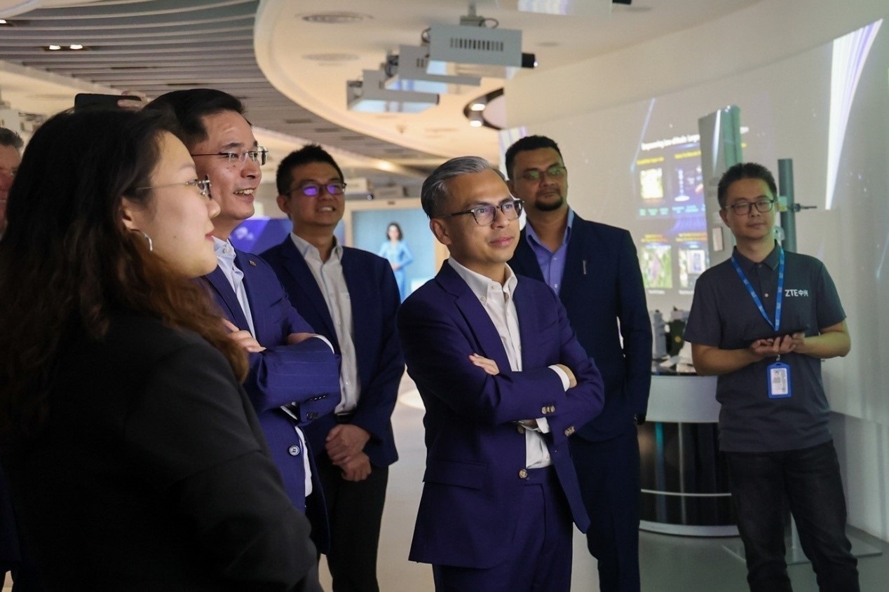 馬來(lái)西亞通訊部長(zhǎng)法米·法茲（右三）在華訪問(wèn)中國(guó)知名通信企業(yè)。（照片由馬來(lái)西亞通訊部提供） (1)