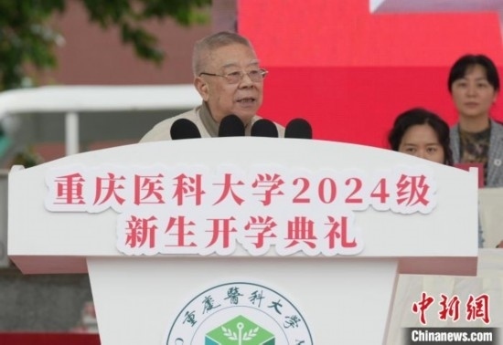 圖為陳宏礎教授為新生帶來“開學第一課”。中新網(wǎng)記者 周毅 攝