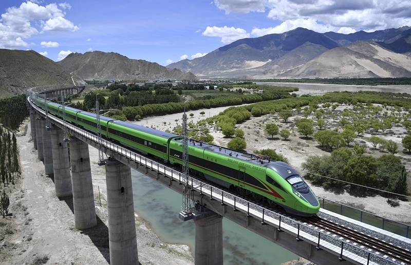2022年6月22日，復興號列車行駛在西藏山南境內(nèi)。