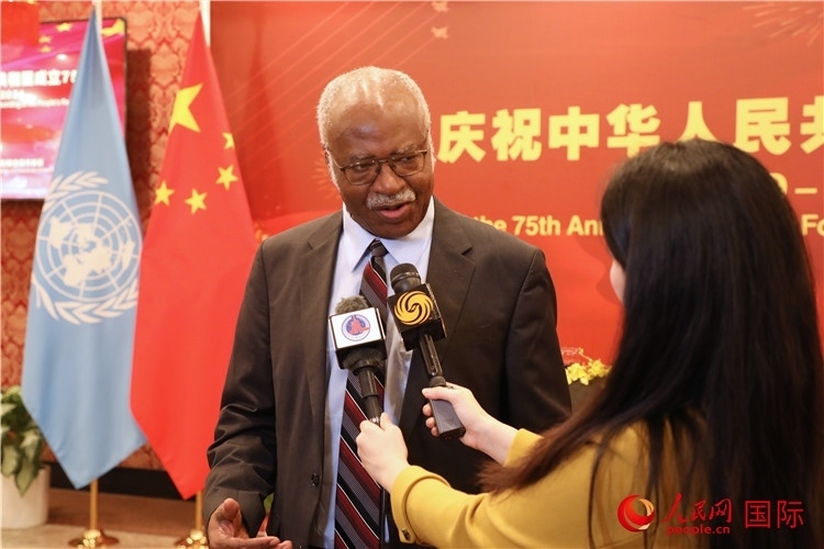 聯(lián)大主席菲勒蒙在招待會(huì)現(xiàn)場接受媒體采訪，他向中國政府和人民致以節(jié)日祝賀，表示中國的發(fā)展成就令人驚嘆。人民網(wǎng)記者 李志偉攝