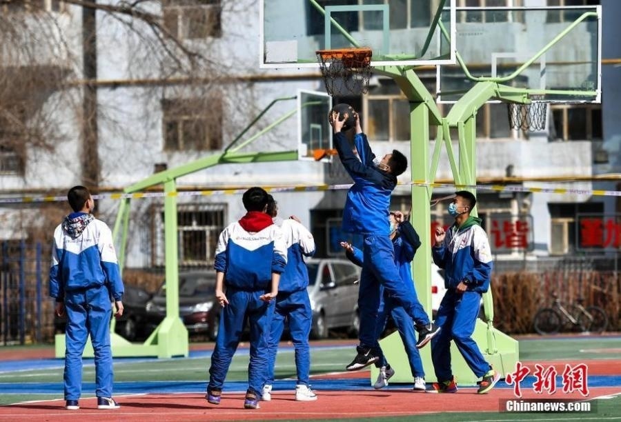 資料圖：初中生在課間休息時(shí)打籃球。中新社記者 劉新 攝