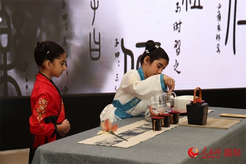 富查伊拉當(dāng)?shù)貙W(xué)校學(xué)生表演茶藝。人民網(wǎng)記者任皓宇攝