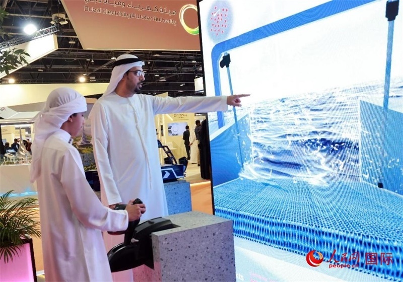 一名兒童在模擬操作船舶，撿拾海洋垃圾。人民網(wǎng)記者管克江攝