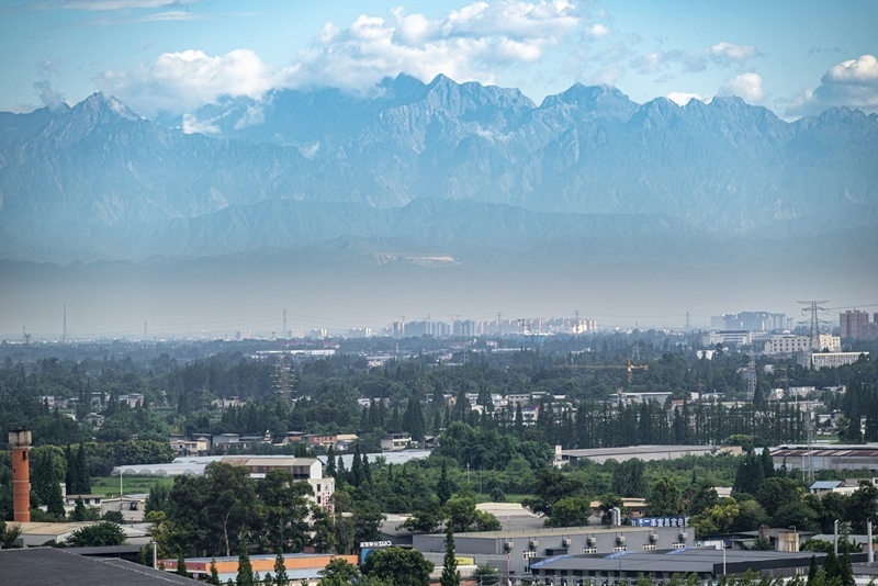 2024年7月1日，成都天氣晴好，遠(yuǎn)處雪山清晰可見。