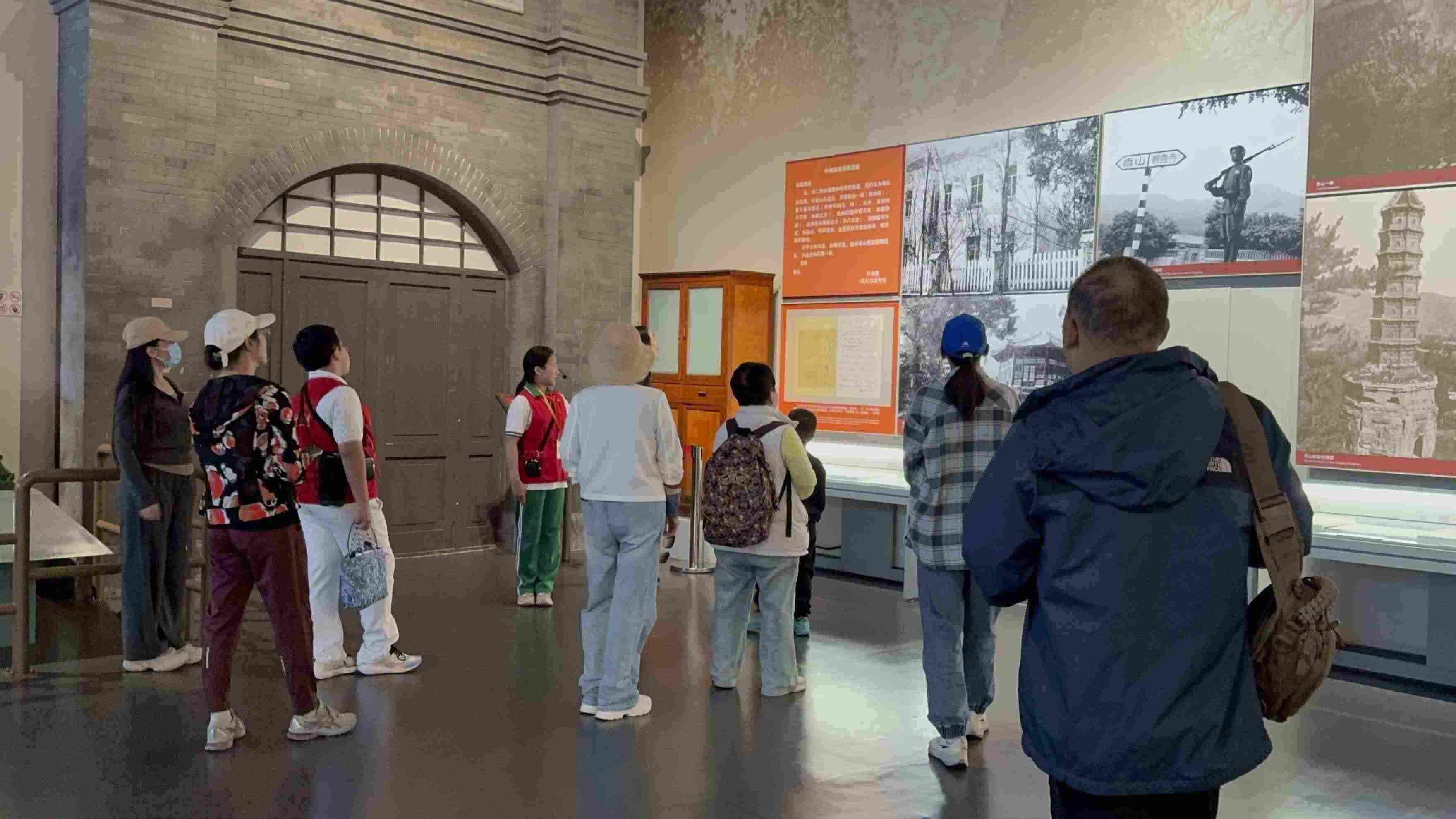 10月4日，北京香山革命紀念館內(nèi)，一名“紅領(lǐng)巾志愿者”正在為參觀者講解。人民網(wǎng)記者 劉微攝