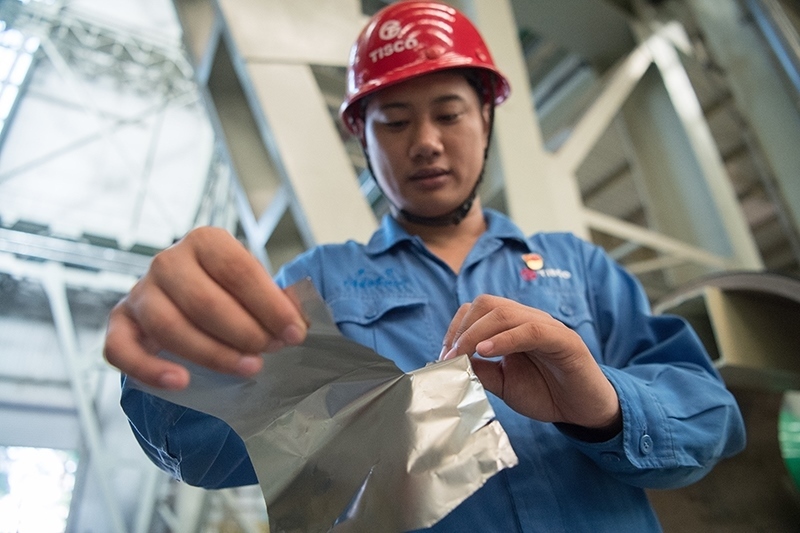 2018年8月8日，山西省太原市，太鋼不銹鋼精密帶鋼有限公司工作人員用手撕開不銹鋼。