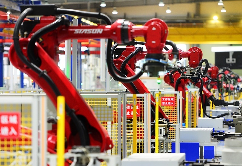 2019年11月22日，沈陽，一家數(shù)字化智能工廠內(nèi)，名為SR210的機(jī)器人正在自主地抓取各種零部件，快速組裝稍小的工業(yè)機(jī)器人。