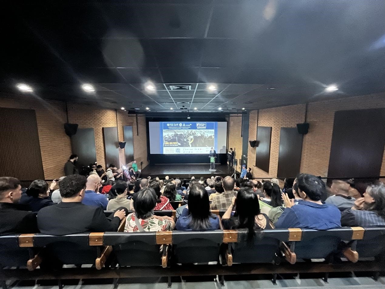 當?shù)貢r間10月3日晚，由巴西圣保羅州立大學孔子學院舉辦的第九屆圣保羅中國電影展在圣保羅文化中心拉開帷幕。巴西圣保羅州立大學孔子學院供圖