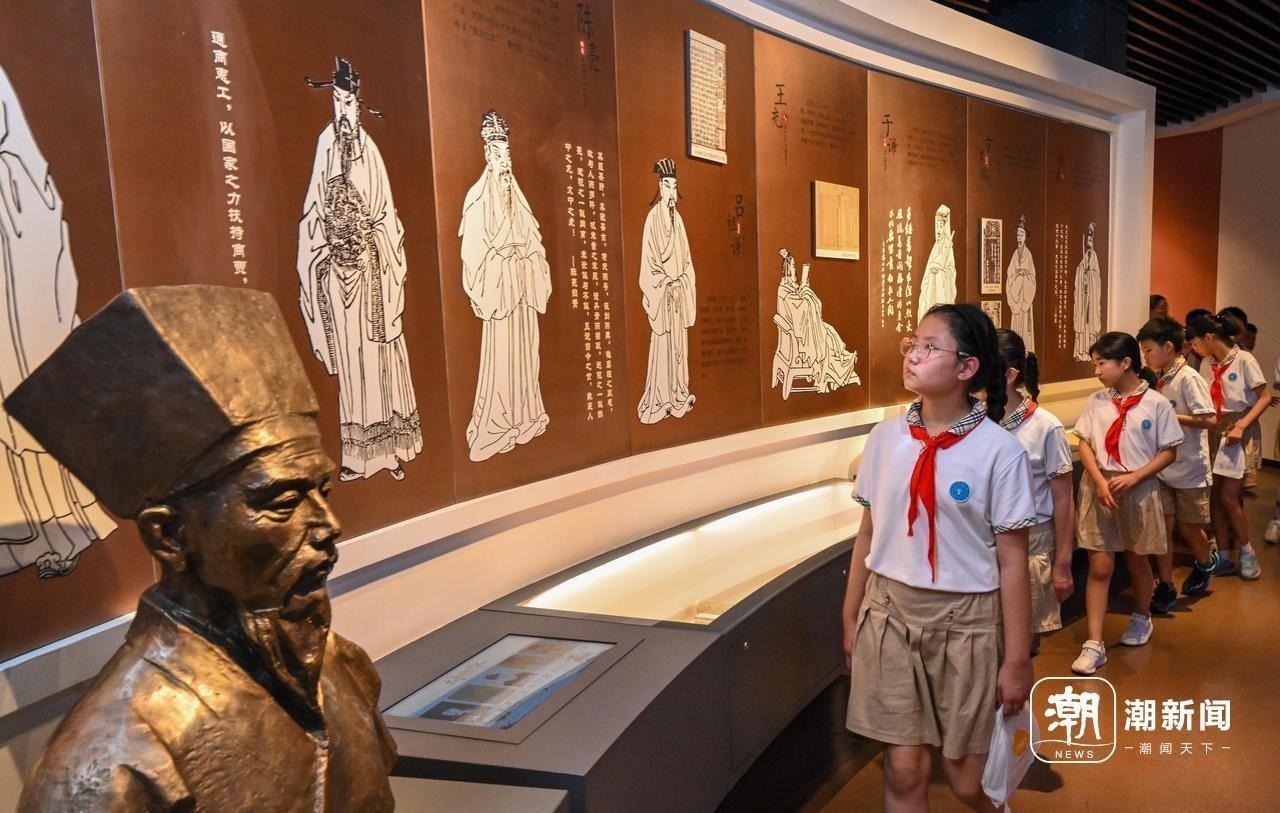 來自杭州市政苑小學的學生走進浙江省檔案館“大寫浙江人”展廳，近距離“觸摸”歷史、走進榜樣、聆聽故事，激發(fā)愛黨愛國愛家熱情。記者 董旭明 攝