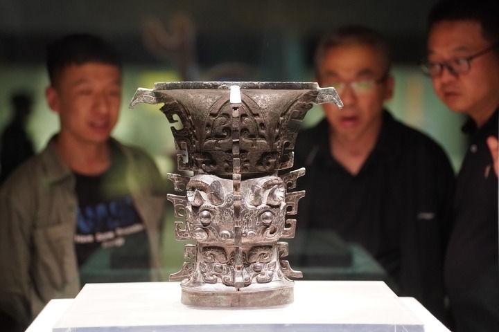 2024年5月9日，游客在陜西寶雞青銅器博物院內(nèi)參觀西周文物何尊。新華社記者 邵瑞 攝