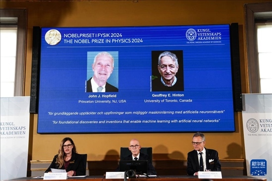 10月8日，在瑞典斯德哥爾摩舉行的2024年諾貝爾物理學獎公布現(xiàn)場，屏幕顯示獎項得主美國普林斯頓大學的約翰·霍普菲爾德和加拿大多倫多大學的杰弗里·欣頓。新華社記者 彭子洋 攝