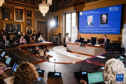 10月8日，在瑞典斯德哥爾摩舉行的2024年諾貝爾物理學獎公布現(xiàn)場，屏幕顯示獎項得主美國普林斯頓大學的約翰·霍普菲爾德和加拿大多倫多大學的杰弗里·欣頓。新華社記者 彭子洋 攝