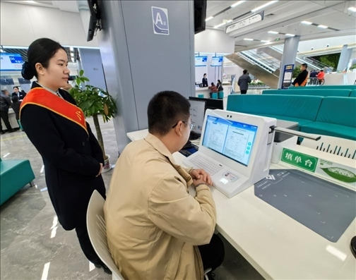 湖北省赤壁市市民在辦事人員的指導下填寫相關信息。圖片來源：人民網湖北頻道