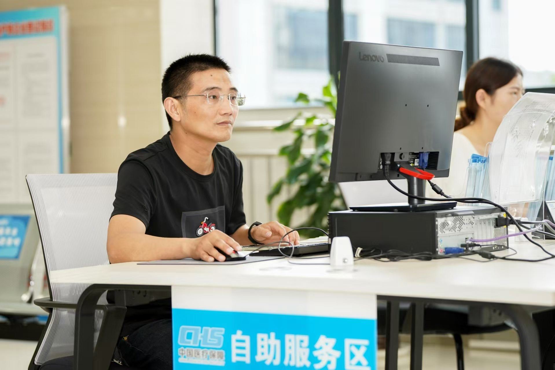 安徽省池州市市民在政務服務大廳自助辦理業(yè)務。圖片來源：人民網安徽頻道