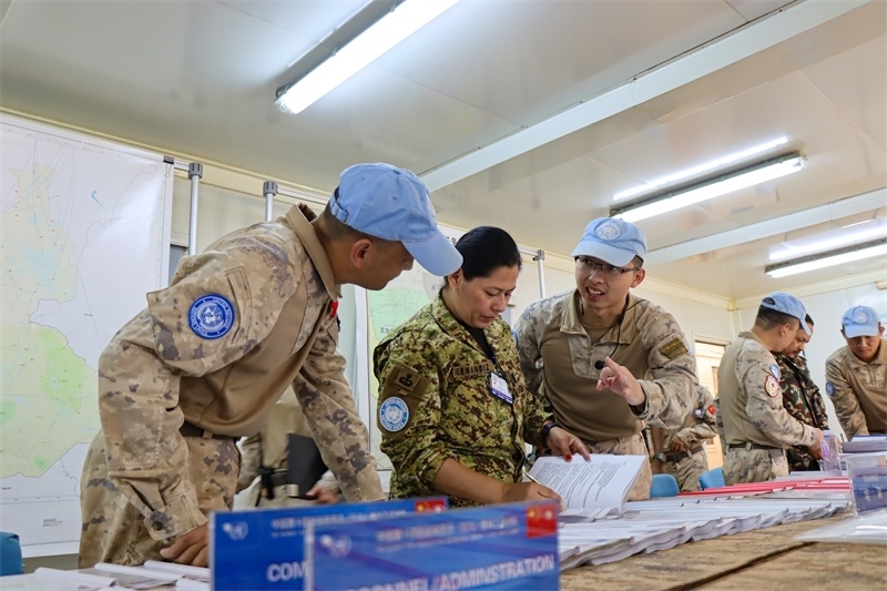 圖4-核查組對工兵分隊(duì)做出高度評價（馬騫攝）