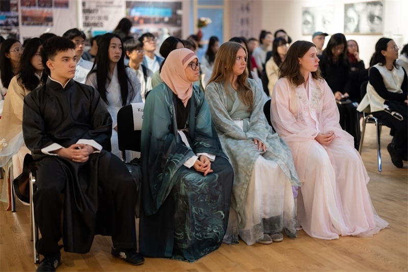 參加《時(shí)光流韻·中國戲劇藝術(shù)服飾展》的中國文化愛好者。 斯德哥爾摩中國文化中心供圖